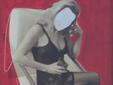 une photo d'une femme assise sur une chaise, les yeux bandés