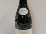 une bouteille de vin posée sur une table