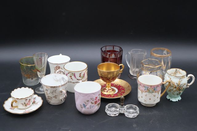 Tasses, chopes en verre et cristal un socle argent, salière, peti...