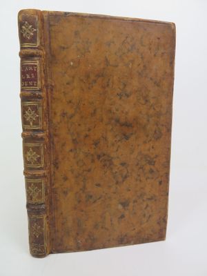 un vieux livre posé sur une surface blanche