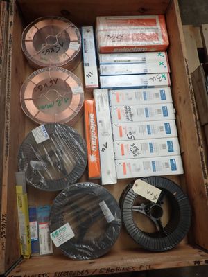 une boîte remplie de fils de toutes sortes