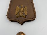 une image représentant une médaille avec une pièce de monnaie devant