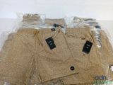 deux paires de pantalons sont emballées dans des sacs en plastique sur une table