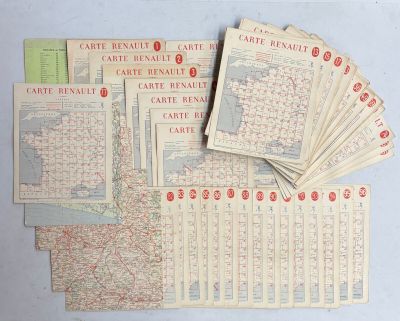 de nombreuses cartes de la France étalées sur une table