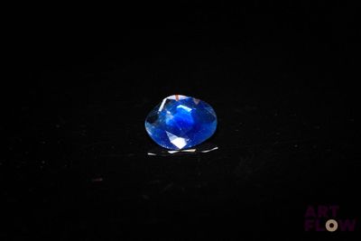 gros plan d'un diamant bleu sur une surface noire