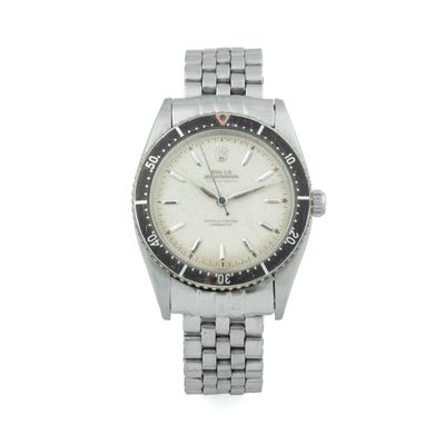 une photo d'une montre-bracelet à cadran blanc montée sur un bracelet argenté
