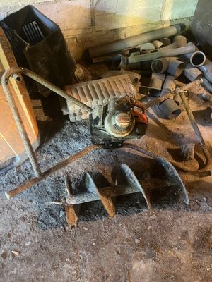 a pile of tools that are sitting on the floor