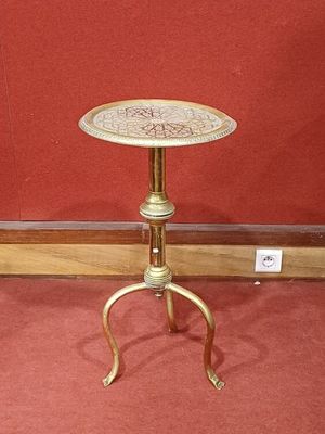 une petite table posée sur un tapis rouge