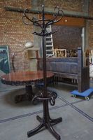 porte-manteau vintage sur pied de style THONET