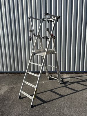 une échelle appuyée contre un mur