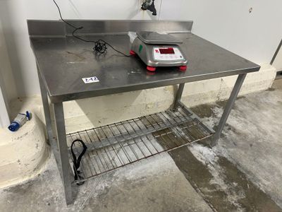 une image représentant une table sur laquelle est posée une balance
