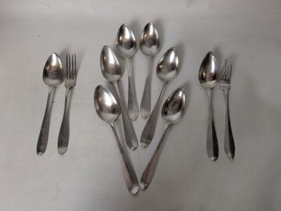 a lot of spoons and spoon spoons on the table