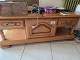 une table en bois sur laquelle est posé un ordinateur portable