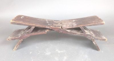 un petit banc en bois posé sur une table