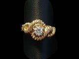 Gros plan sur une bague en or ornée d'un diamant