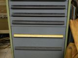une image d'une armoire à outils dans un garage