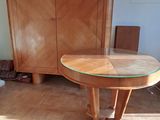 une table en bois avec un plateau en verre au milieu d'une pièce
