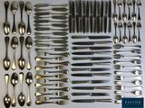 beaucoup de cuillères et de fourchettes en argent sur la table