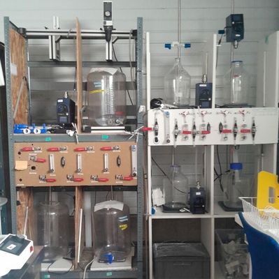 une photo d'un laboratoire rempli de flacons et de matériel