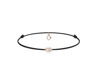 un bracelet en cordon noir orné d'un diamant taille rose et d'un diamant taille rose