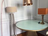 une table sur laquelle se trouvent une lampe et un abat-jour