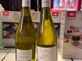 deux bouteilles de vin posées sur une table l'une à côté de l'autre