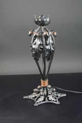 Lampe en fer martelé à décor de feuilles de châtaigniers et …