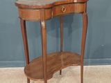 une petite table en bois surmontée d'un tiroir