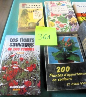 plusieurs livres posés sur une table, avec une étiquette de prix