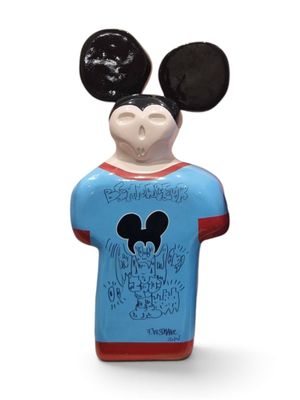 figurine de Mickey Mouse avec un t-shirt et des oreilles de Mickey Mouse