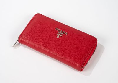 portefeuille Prada en cuir rouge à fermeture éclair sur tout le pourtour