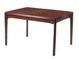 La table est en bois et présente une finition marron foncé.