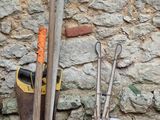 un grand nombre d'outils posés sur le sol