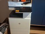 une imprimante posée sur une armoire dans une pièce