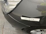 a sticker on the front of a car that says vwauuto