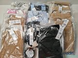 de nombreux types de vêtements emballés dans des sacs en plastique