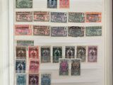 un livre sur lequel sont collés tout un tas de timbres différents