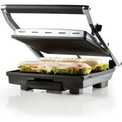 un sandwich dans un appareil à sandwich posé sur une surface blanche