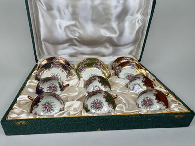 six tasses à thé et soucoupes dans une boîte verte
