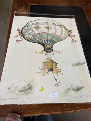une photo d'un homme tenant une photo d'une montgolfière