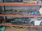 Il y a de nombreux types d'équipements électriques dans ce garage.