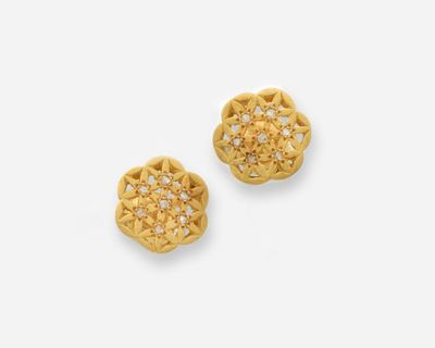 une paire de boucles d'oreilles en or et diamants