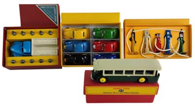 un bus miniature et d'autres véhicules miniatures dans une boîte