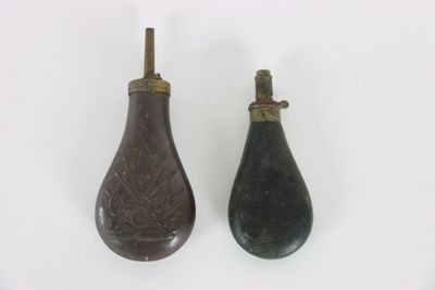 Ensemble de deux poires à poudre.