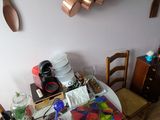 une petite table sur laquelle se trouvent tout un tas d'objets
