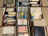 de nombreux cartons de livres posés sur le sol les uns à côté des autres