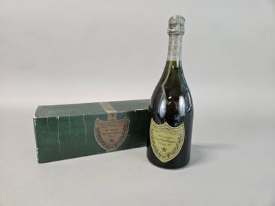 une image représentant une bouteille de champagne à côté d'une boîte verte