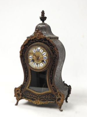 une petite horloge posée sur une table