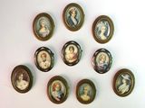 neuf portraits miniatures de femmes dans des cadres ovales accrochés au mur