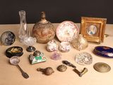 une table sur laquelle sont posés de nombreux objets anciens